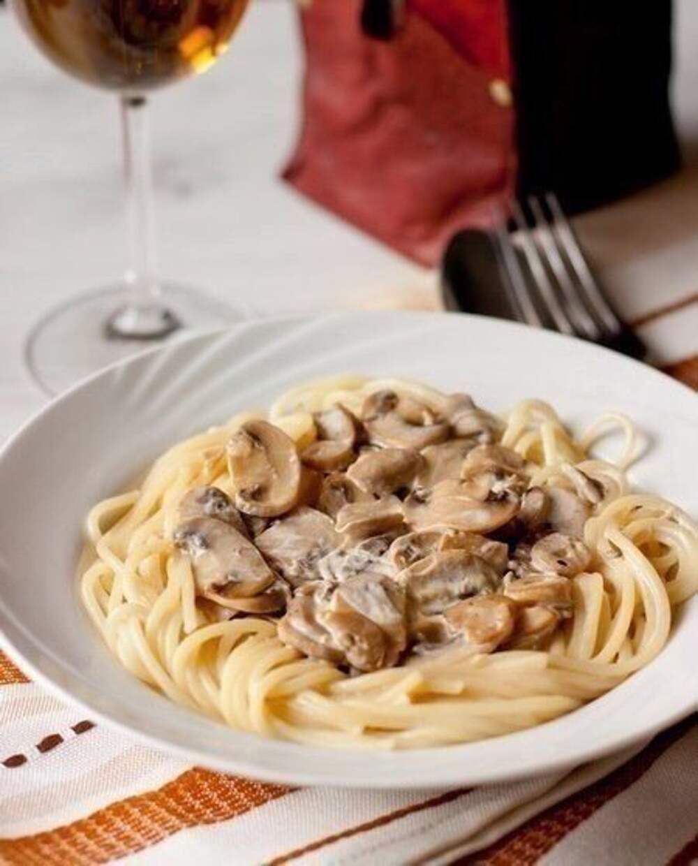 Спагетти с шампиньонами. Спагетти с грибами в сливочном соусе. Паста с грибным соусом. Паста с грибным соусом. Паста с курицей и грибами в соусе альфредо.