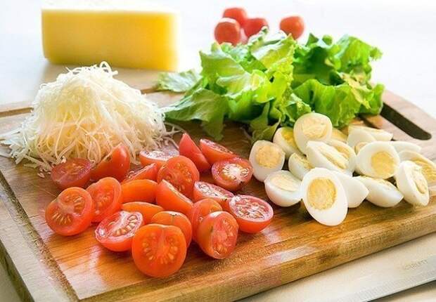Салат с креветками - нарезаем ингредиенты