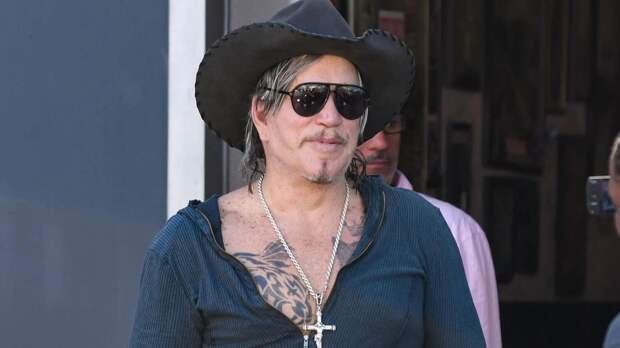 Микки Рурк собирается вернуть поклонникам 100 тысяч долларов, собранные на погашение его долгов