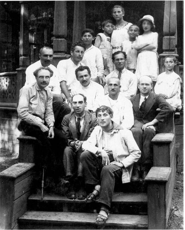 Марк Шагал (снизу справа) в Еврейской детской колонии в Малаховке. / Фото: www.m-chagall.ru