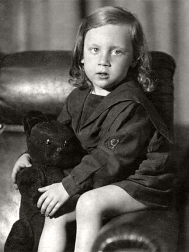 Высоцкий летом 1941 года, ему - три, война уже идет несколько дней