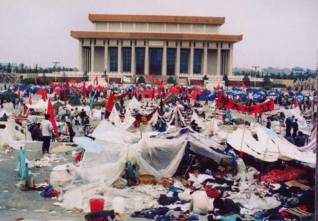 Одна из самых знаменитых фотографий протеста на Тяньаньмэнь-1989. А ведь с обеих сторон противостояния стоят фактически ровесники: студенты и солдаты.-13