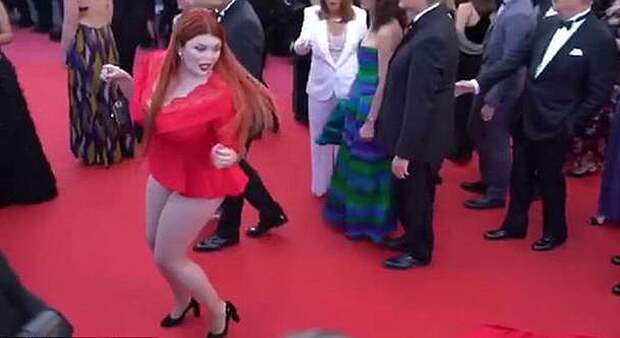 Кто-то наступил на шлейф платья модели, и Юлия осталась без юбки. Фото: кадр видео. 