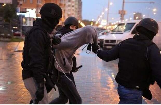 Unidentified people, who are presumably Belarusian law enforcement officers, detain a man during an opposition rally to reject the presidential election results and to protest against the inauguration of President Alexander Lukashenko in Minsk, Belarus September 27, 2020. Tut.By via REUTERS ATTENTION EDITORS - THIS IMAGE WAS PROVIDED BY A THIRD PARTY. MANDATORY CREDIT.