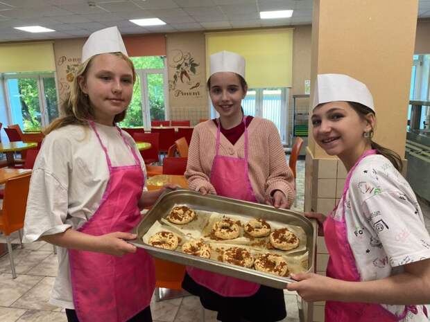 Школьники СЗАО приготовили творожные бублики с сыром на кулинарном мастер-классе