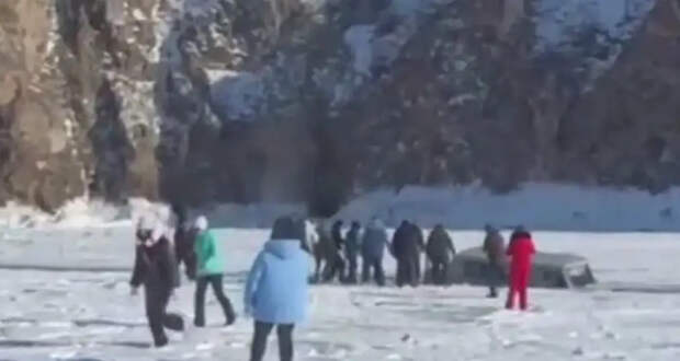 Момент ухода под лед «буханки» с туристами на Байкале сняли на видео