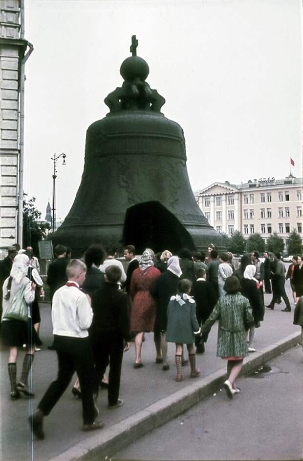 Уникальный колокол был отлит по приказу императрицы Анны Иоанновны в 1730 году на долгую  память потомкам о её царствовании.