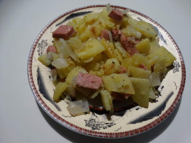 Жаренная картошка с луком и колбасой