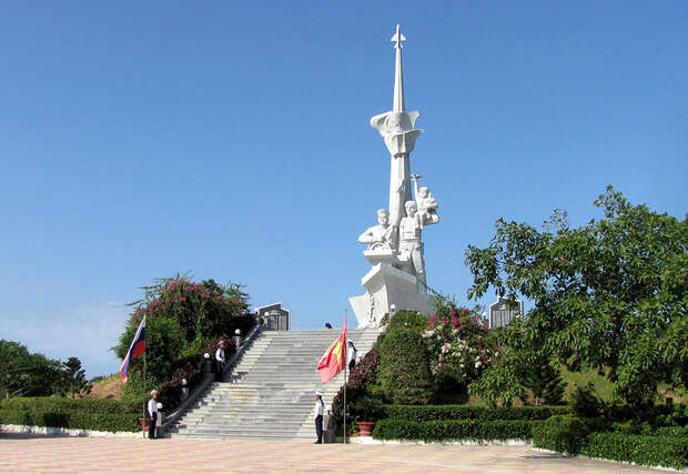 Мемориал в память о советских, российских и вьетнамских военнослужащих и гражданских лицах, отдавших жизнь за мир и стабильность в регионе