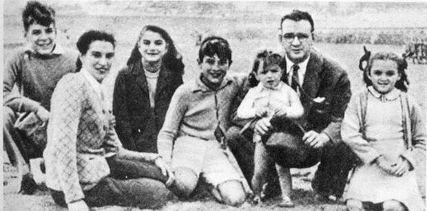 Семья Че Гевары. Слева направо: Эрнесто Гевара, мать Селия, сестра Селия, брат Роберто, отец Эрнесто с сыном Хуаном Мартином и сестра Анна Мария.