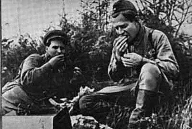 Военкор Алексей Сурков (справа).