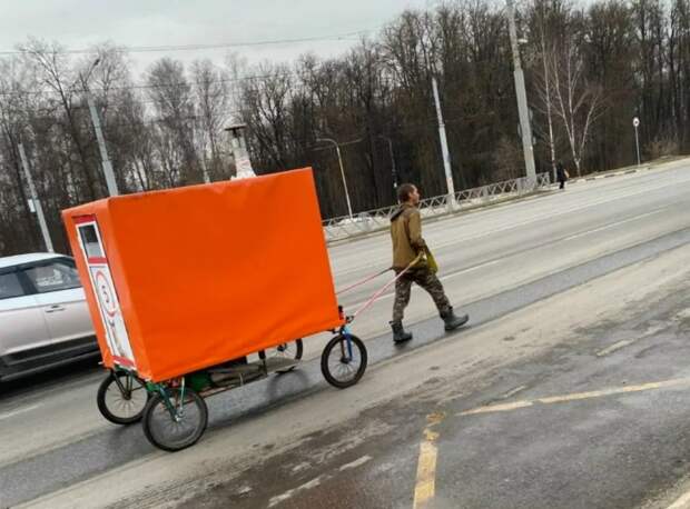 В Туле вновь замечен странник с ярко-оранжевой повозкой