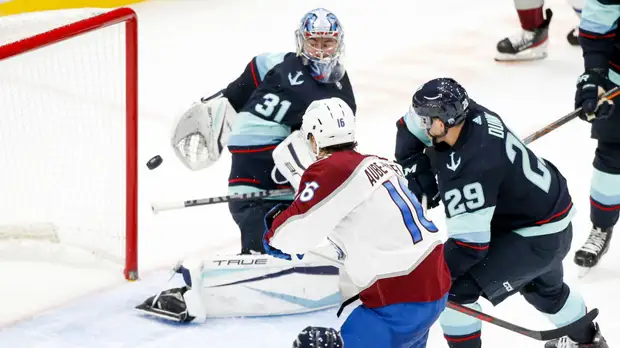 Шайба Ничушкина помогла «Колорадо» одержать четвёртую победу подряд в НХЛ