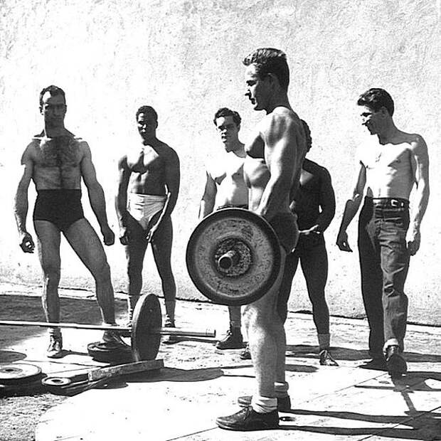 Тяжелая атлетика в тюремном дворе. 1947 год, США Весь Мир в объективе, ретро, фотографии