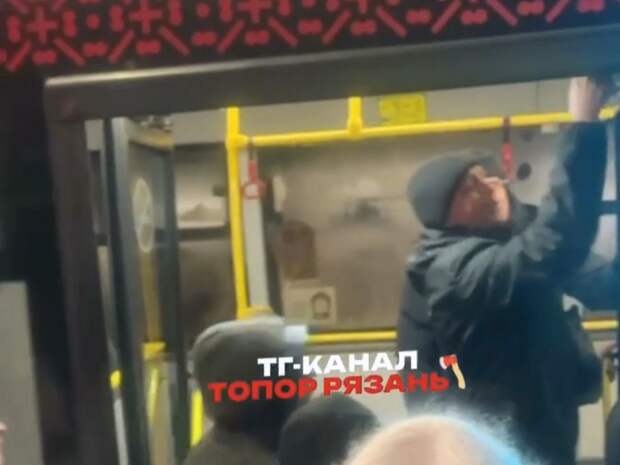 У автобусов в Рязани ломаются двери, так много желающих уехать