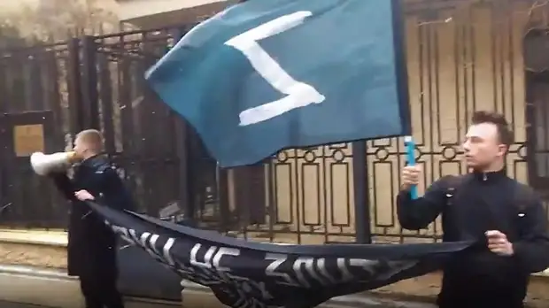 У посольского консульства в Петербурге прошла акция против русофобии – видео