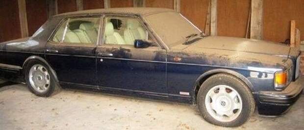 Еще один заброшенный гараж (16 фото)