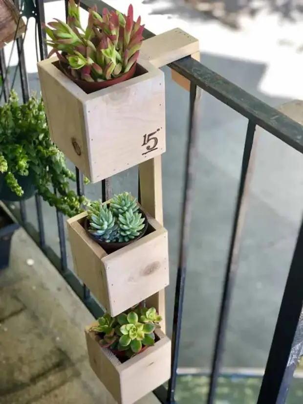 Оптимальный вариант для небольшого балкона: размещение растений на перилах в специальных подвесных горшках