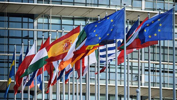 Флаги Евросоюза у здания Европейского парламента. Архивное фото