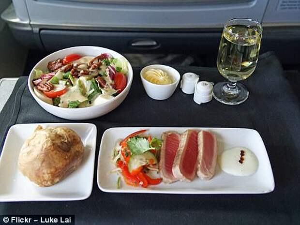 Как подают еду в эконом- и бизнес- классе в самолетах