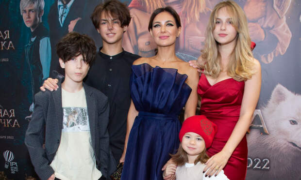 «Дети породистые — в маму»: Екатерина Климова показала дружную семью на премьере