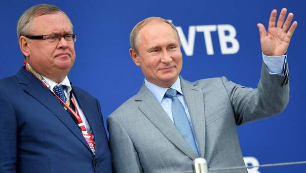 Российский банкир и финансист, президент-председатель правления ВТБ Андрей Костин и Владимир Путин