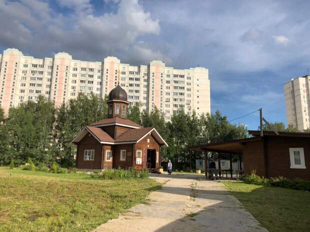 Фото дня: в храме на Дмитровке строго соблюдаются меры предосторожности