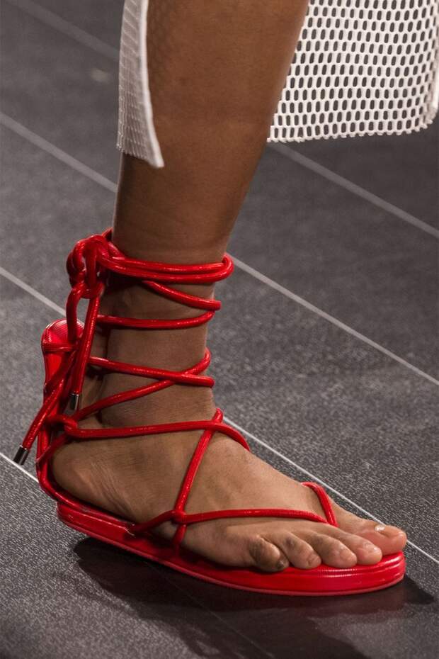 Красные сандалии с переплетениями для лета 2018