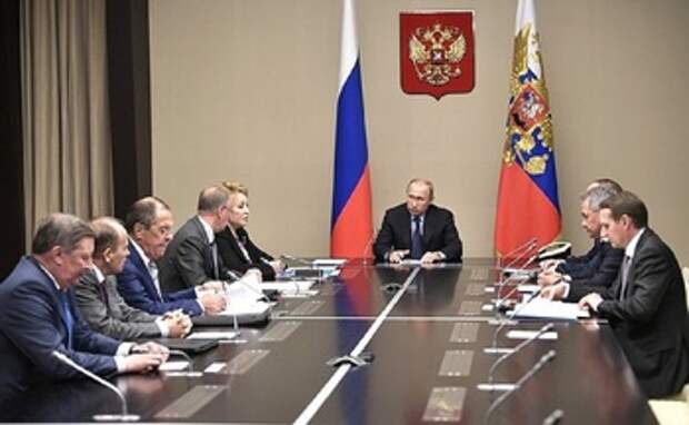 Путин обсудил с членами Совбеза ситуацию на Донбассе