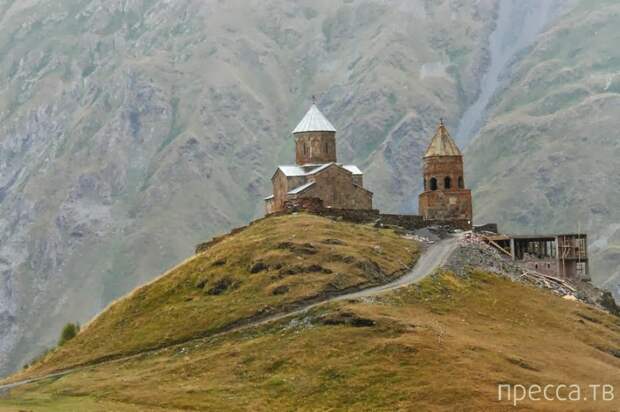 Грузия. Великолепный Храм Пресвятой Троицы Гергети (14 фото)