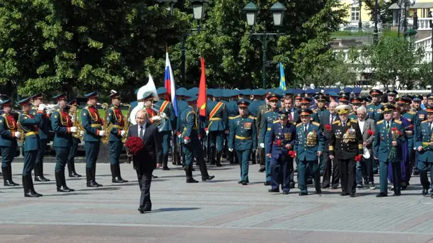 Путин возложил венок к Могиле Неизвестного Солдата в День памяти и скорби