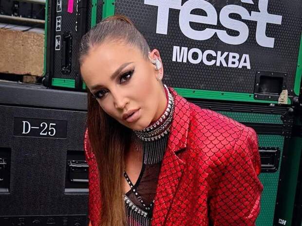 Бузова убрала фото с Тарасовым и мило поговорила с моделями, которые отшили Диму