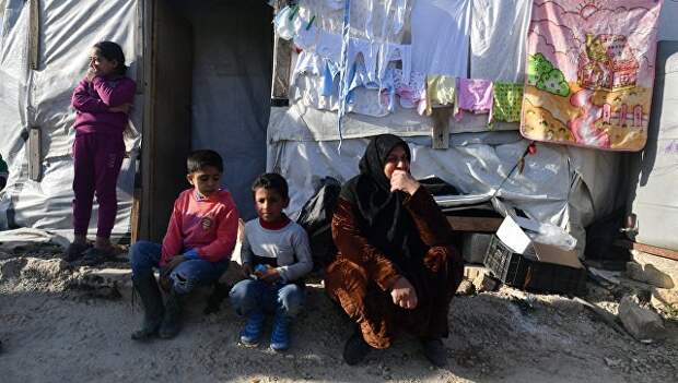 Женщина с детьми в палаточном лагере для сирийских беженцев. Архивное фото