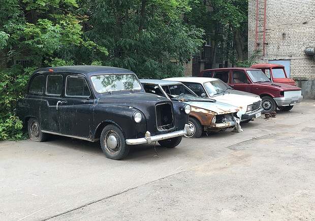 Автомобили - остатки неудачного бизнес-проекта. Фото: Алексей ОВЧИННИКОВ