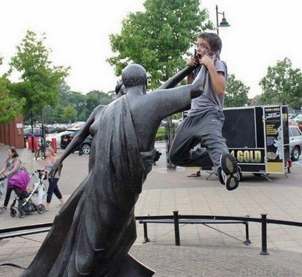 Находчивые туристы, умеющие правильно сниматься со статуями
