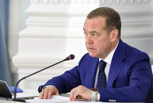 Медведев высказался о блокировке Ормуза цитатой классика