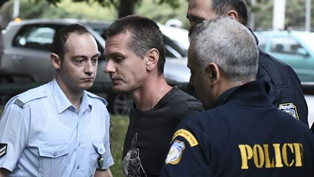 Гражданин России Александр Винник в окружении офицеров полиции в аэропорту в Салониках. 29 сентября 2017 Гражданин России Александр Винник в окружении офицеров полиции в аэропорту в Салониках. 29 сентября 2017