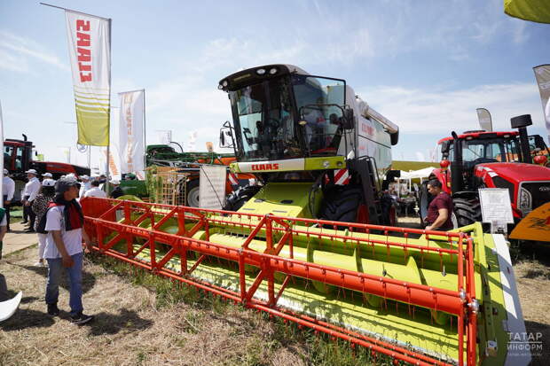 Хозяйства Татарстана за год купили 305 тракторов и 139 комбайнов