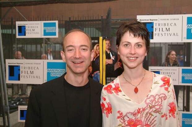 Джефф и Маккензи Безос. / Фото: www.imgur.com Джефф и Маккензи Безос. / Фото: www.imgur.com