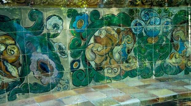 Фрагмент знаменитой врубелевской скамейки из майолики. Абрамцево Фрагмент знаменитой врубелевской скамейки из майолики. Абрамцево