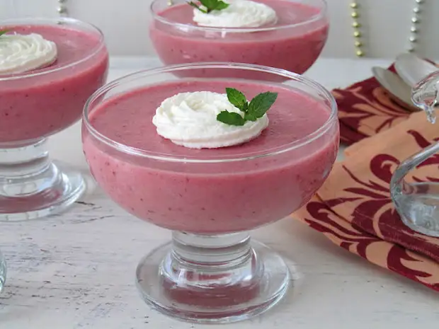 Клубничное суфле со сгущенным молоком