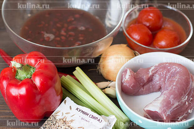 Подготовим все ингредиенты для приготовления чили с мясом. Фасоль заранее замочить на 10 часов, затем воду слить, залить свежей и сварить до мягкости.