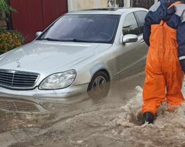 В Крыму спасли двух человек из затопленного гаража