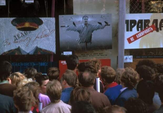 Политические плакаты вывешенные в витрине, 1988 год, Одесса история, люди, мир, фото