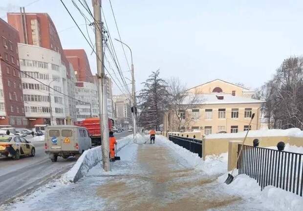 В Рязани в выходные продолжается уборка города, несмотря на резкое похолодание