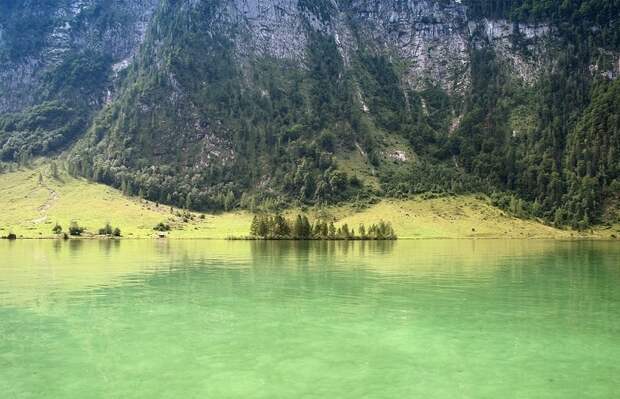 Озеро Кенигзее в Национальном парке Берхтесгаден. Германия. Фото