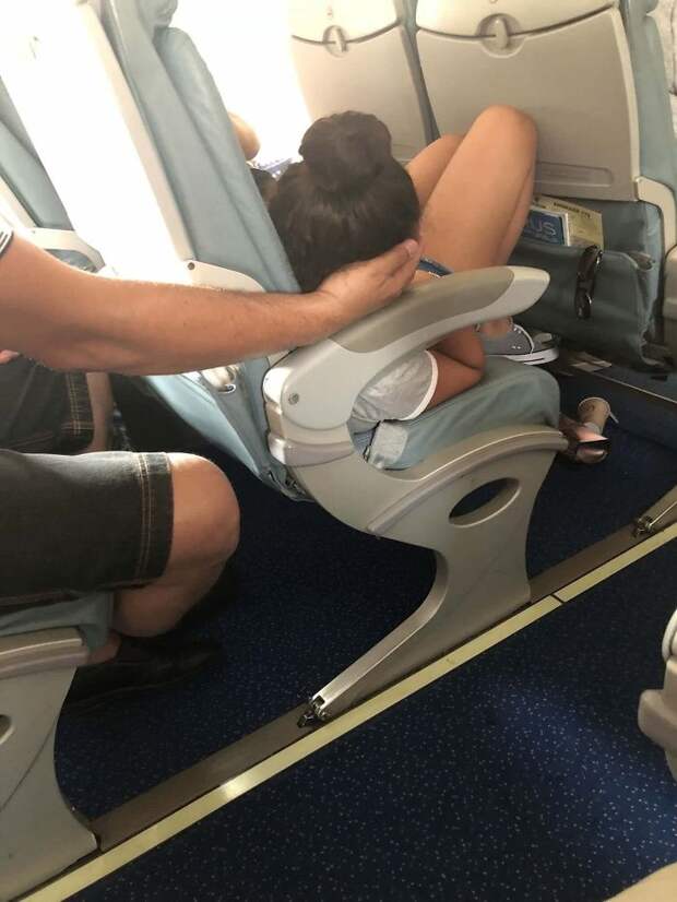 This Guy Kept His Hand In This Position For More Than 45 Minutes So His Daughter Could Sleep Well