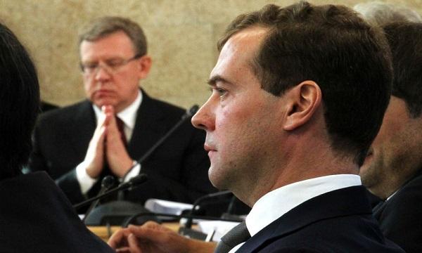 Медведев уволил чиновника, который приписывал России экономические успехи Медведев уволил скандального чиновника