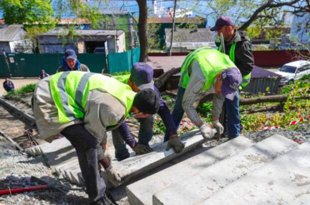 В столице Приморья принялись за ремонт лестниц (АДРЕСА)