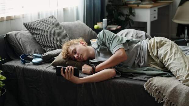 «Родились и уже устали»: 7 причин, почему зумеры так рано выгорают